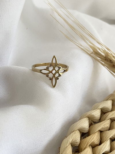 Anillo dorado nudo de bruja