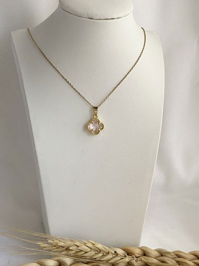 Collar dorado trébol rosa