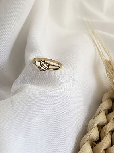 Anillo dorado doble corazón centro