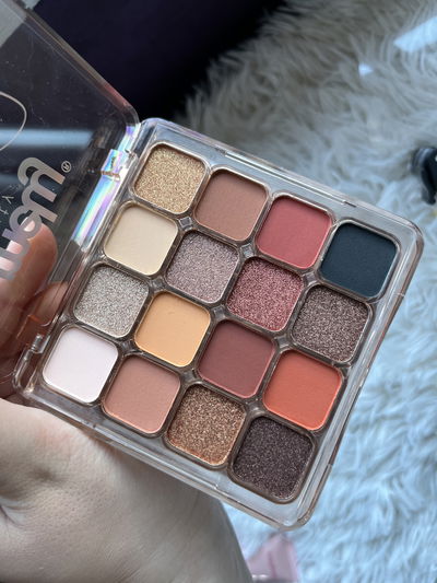 Paleta de 16 sombras Mely