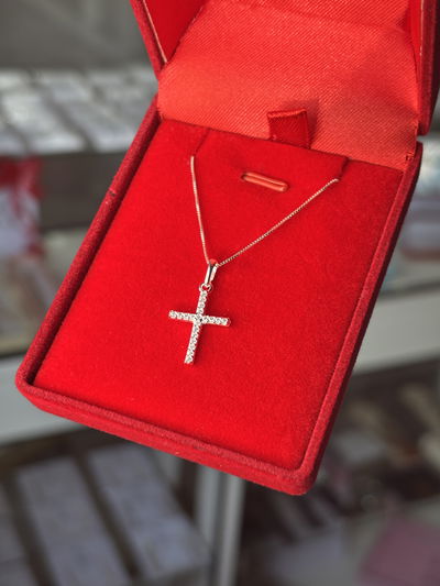 Cadena con dije cruz 