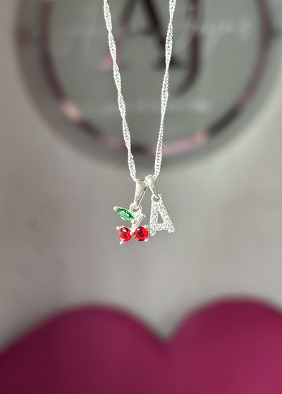 Cadenita cereza con inicial shine