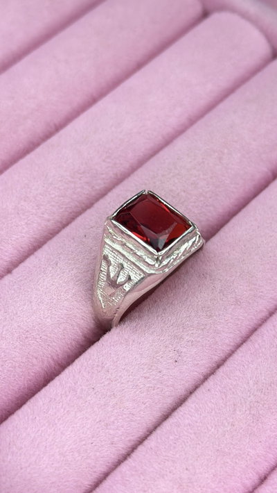 Anillo tipo mesita piedra roja