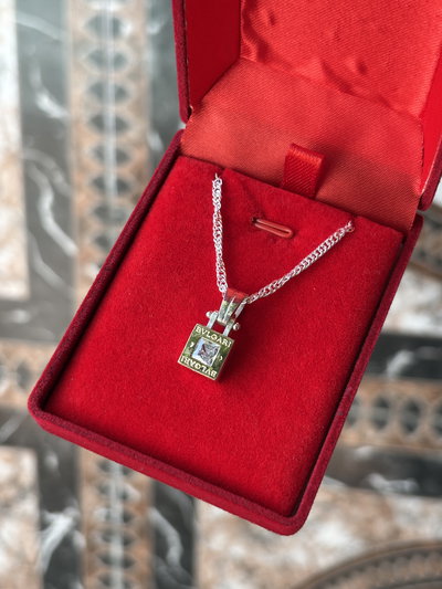 Cadena con dije cuadrado