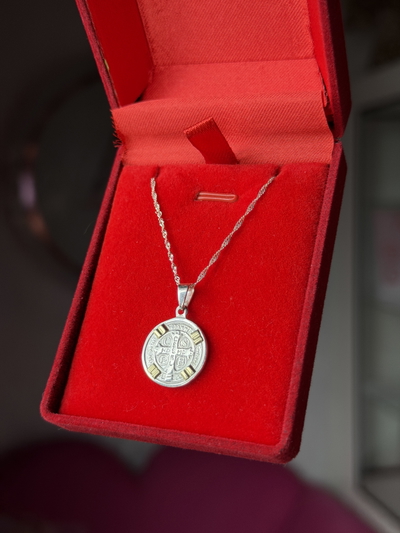 Conjunto de plata y oro medalla San Benito