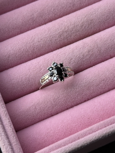 Anillo Flor con cubic central negro