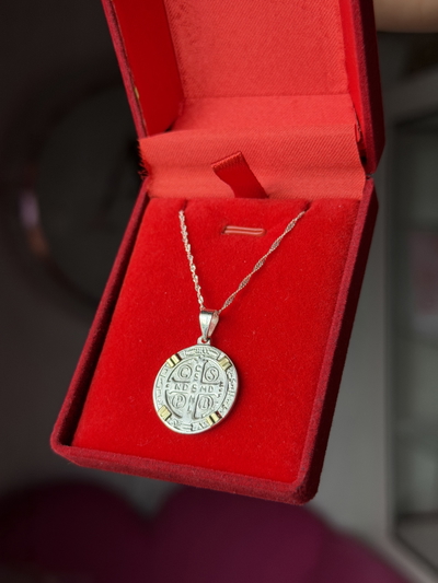 Conjunto de plata y oro medalla San Benito grande