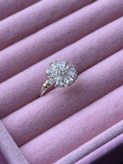 Anillo Flor cubics blancos