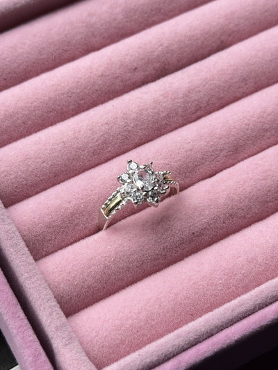Anillo Flor con cubic central blanco
