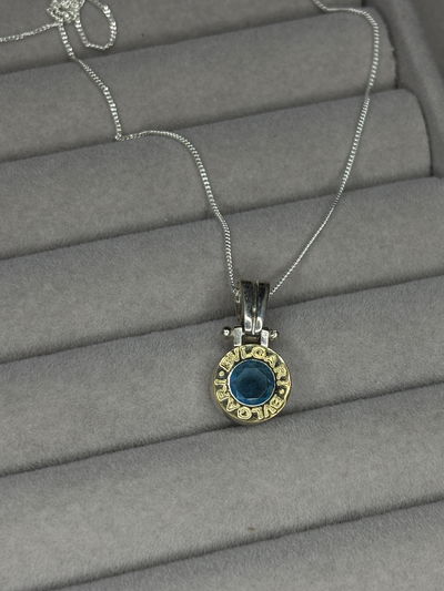 Conjunto con dije mediano