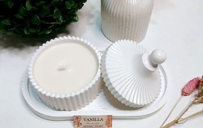 SET BANDEJA MAS VELA AROMATICA EN CONTENEDOR CON TAPA