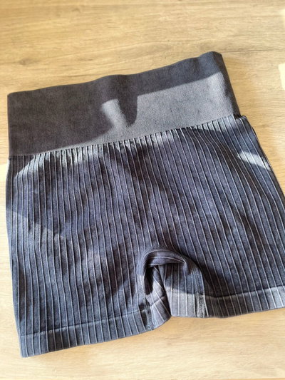 SHORT CON FRUNCE PRELAVADO - 233