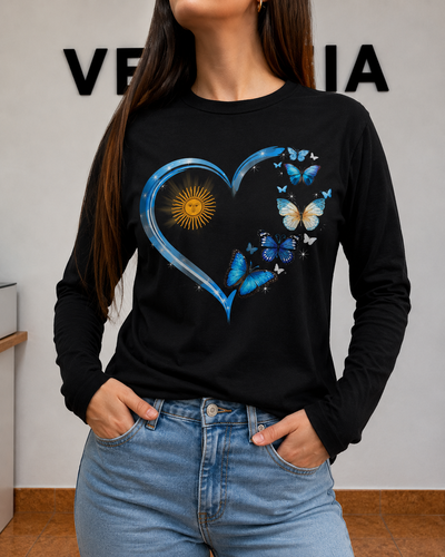 REMERA MANGA LARGA NEGRA ARG CORAZON MARIPOSAS