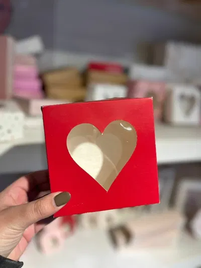 Caja Corazón con visor