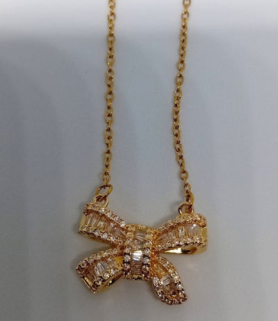 Collar Moño Dorado Aesthetic
