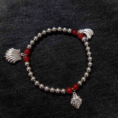 Pulsera Roja y Blanca Con Dijes