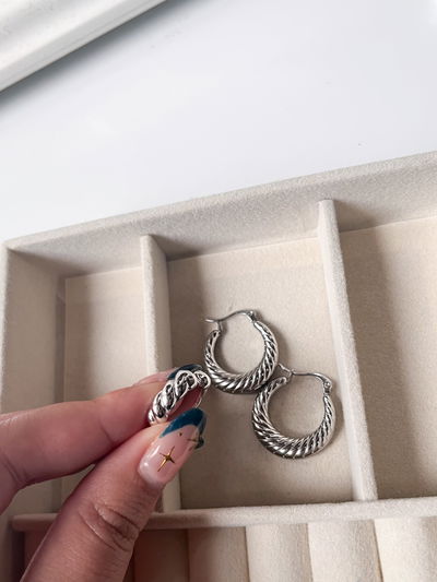 Pack plateado Cuff Roma + Argollitas trenzadas