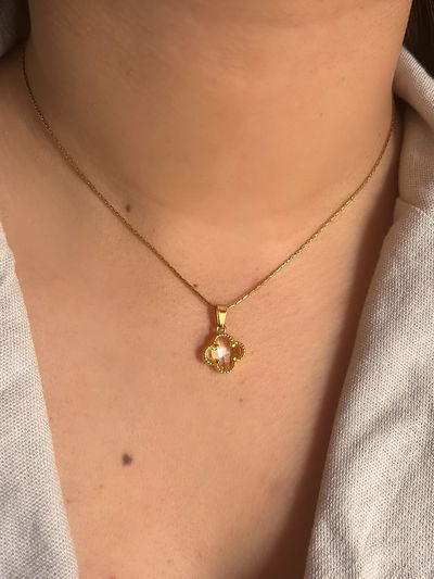 Collar trébol dorado