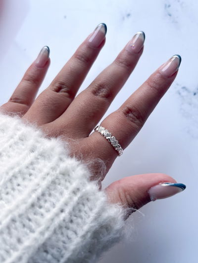 Anillo corazones blancos