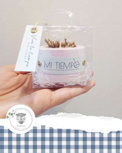 Porta Velas Yeso Artesanal + Vela Soja + TARJETA + Caja Acetato + Etiqueta extra + FLORES