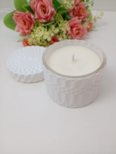 VELA EN CARAMELERA LABRADA BLANCA