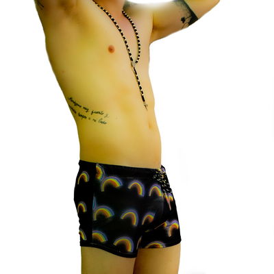 Short negro con arcoiris