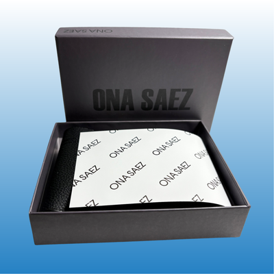 Billetera Ona Saenz + bolsa de tela personalizada.