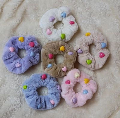Scrunchies de plus con aplique de corazón 