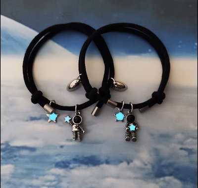 Pulseras para compartir brillan en la oscuridad 