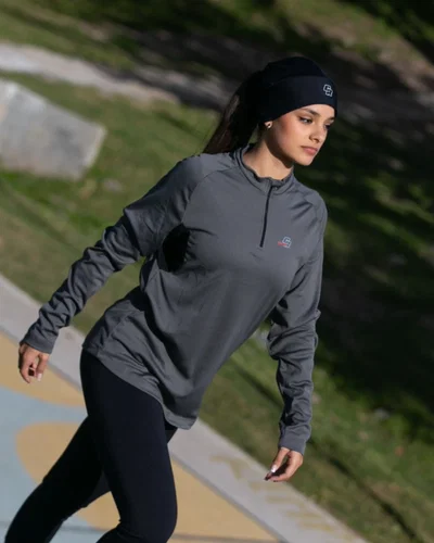 Gorro Dry Fit con Apertura para Cola de Pelo – Térmica, Respirable y Ajuste Perfecto