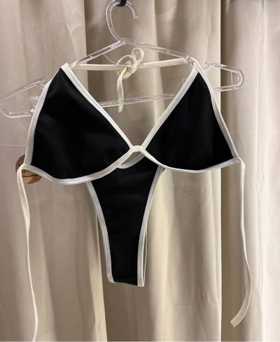 Bikini Emma bombis en V