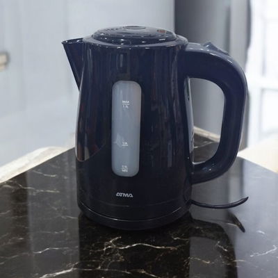 Pava ATMA ESSENTIAL PE0821NAP 1,7L 2200W NEGRA