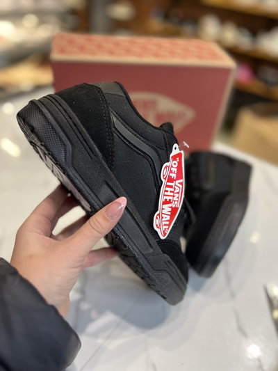 VANS HYLANE total black