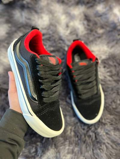 VANS KNU negras con borde rojo