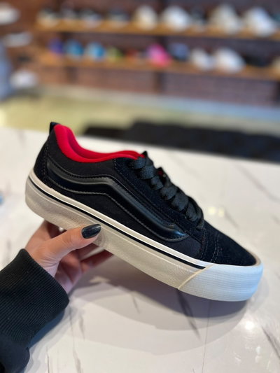VANS KNU negras con borde rojo