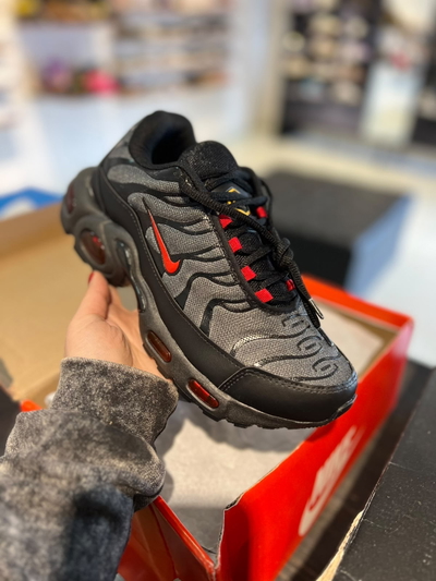 NIKE TN negro rojo