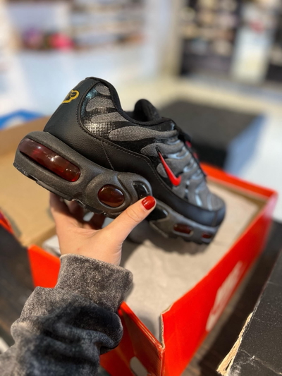 NIKE TN negro rojo