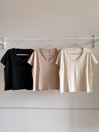 Remera tachas escote en v