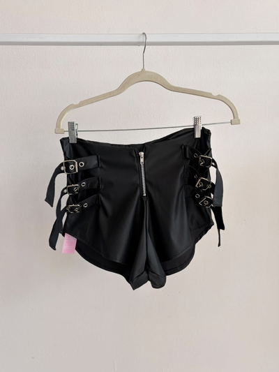 Short engomado hebillas