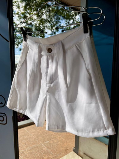 Short sastrero de crep blanco 
