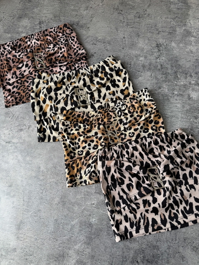 Strapless print con detalle de metal 