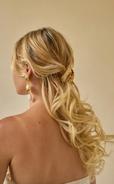 BROCHE DE METAL SHELL DORADO MEDIANO X UNIDAD