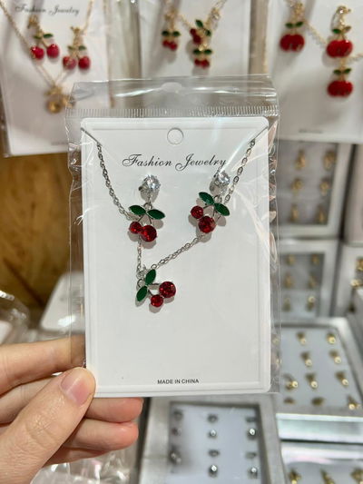 SET 1 COLLAR CON DIJE Y PAR DE ARITOS PLATEADO X SET