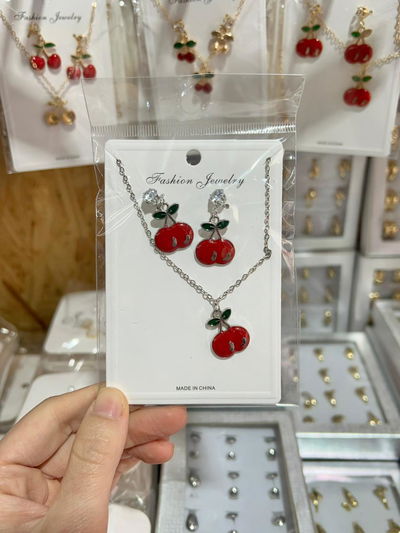 SET 1 COLLAR CON DIJE Y PAR DE ARITOS PLATEADO X SET