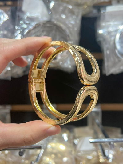 PULSERA DE METAL DORADO X UNIDAD