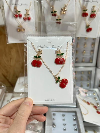 SET 1 COLLAR CON DIJE Y PAR DE ARITOS DORADO X SET