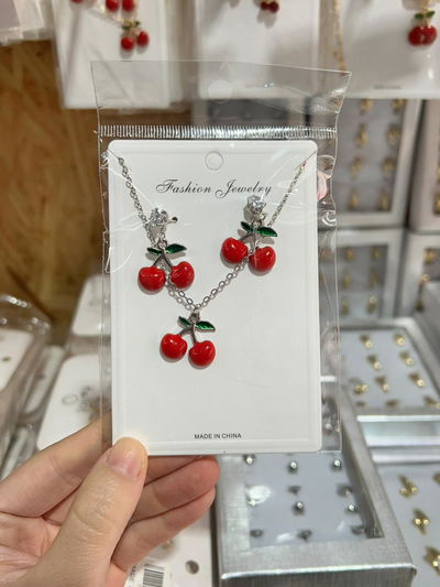 SET 1 COLLAR CON DIJE Y PAR DE ARITOS PLATEADO X SET