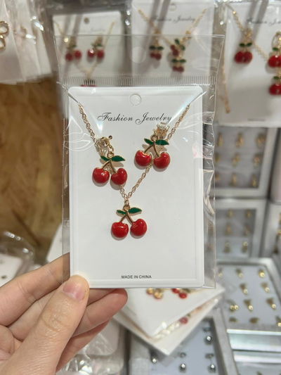 SET 1 COLLAR CON DIJE Y PAR DE ARITOS DORADO X SET