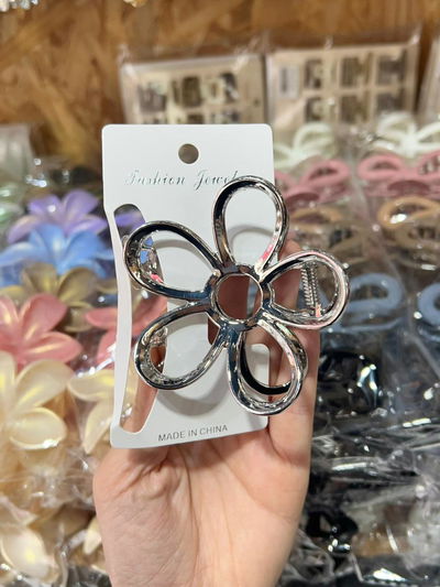 BROCHE DE METAL FLOR PLATEADO X UNIDAD