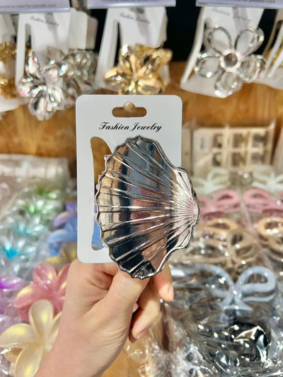 BROCHE DE METAL SHELL PLATEADO GRANDE X UNIDAD